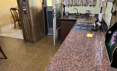 Casa en  Turdera  3 dormitorios cochera y quincho