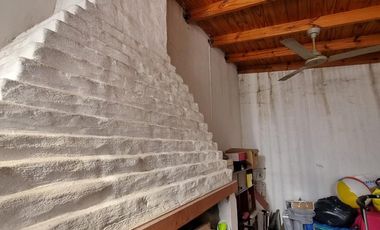 Casa esquina de 2 dormitorios, desarrollada en una sola planta, con amplio jardín!!!