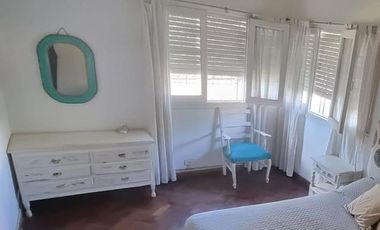 Casa esquina de 2 dormitorios, desarrollada en una sola planta, con amplio jardín!!!