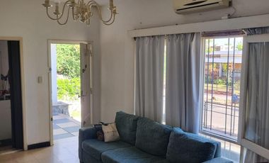 Casa esquina de 2 dormitorios, desarrollada en una sola planta, con amplio jardín!!!