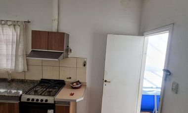 Casa esquina de 2 dormitorios, desarrollada en una sola planta, con amplio jardín!!!