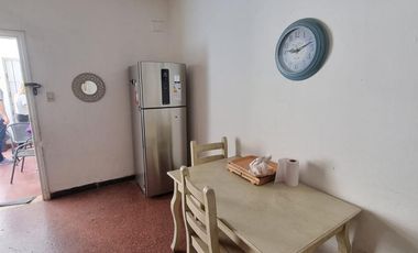 Casa esquina de 2 dormitorios, desarrollada en una sola planta, con amplio jardín!!!