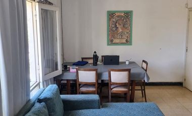 Casa esquina de 2 dormitorios, desarrollada en una sola planta, con amplio jardín!!!