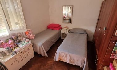 Casa esquina de 2 dormitorios, desarrollada en una sola planta, con amplio jardín!!!