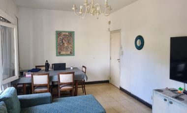 Casa esquina de 2 dormitorios, desarrollada en una sola planta, con amplio jardín!!!