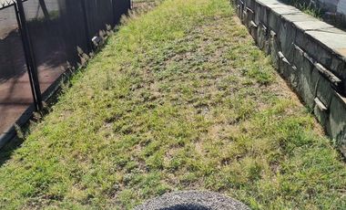 Casa esquina de 2 dormitorios, desarrollada en una sola planta, con amplio jardín!!!