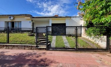 Casa esquina de 2 dormitorios, desarrollada en una sola planta, con amplio jardín!!!