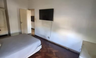 Casa esquina de 2 dormitorios, desarrollada en una sola planta, con amplio jardín!!!