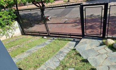 Casa esquina de 2 dormitorios, desarrollada en una sola planta, con amplio jardín!!!