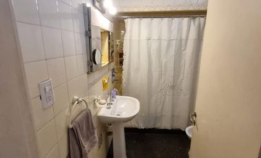 Casa esquina de 2 dormitorios, desarrollada en una sola planta, con amplio jardín!!!