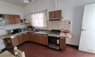 Casa esquina de 2 dormitorios, desarrollada en una sola planta, con amplio jardín!!!