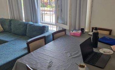 Casa esquina de 2 dormitorios, desarrollada en una sola planta, con amplio jardín!!!