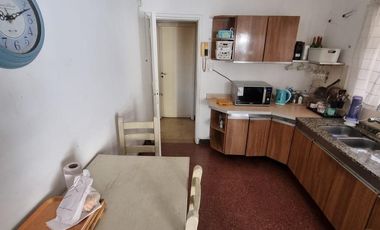 Casa esquina de 2 dormitorios, desarrollada en una sola planta, con amplio jardín!!!