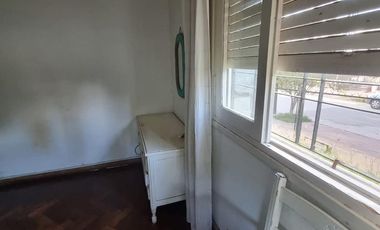 Casa esquina de 2 dormitorios, desarrollada en una sola planta, con amplio jardín!!!