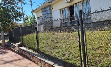 Casa esquina de 2 dormitorios, desarrollada en una sola planta, con amplio jardín!!!