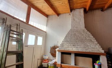 Casa esquina de 2 dormitorios, desarrollada en una sola planta, con amplio jardín!!!