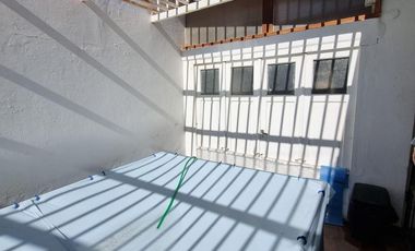 Casa esquina de 2 dormitorios, desarrollada en una sola planta, con amplio jardín!!!