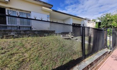 Casa esquina de 2 dormitorios, desarrollada en una sola planta, con amplio jardín!!!