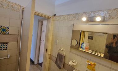 Casa esquina de 2 dormitorios, desarrollada en una sola planta, con amplio jardín!!!