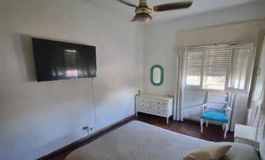 Casa esquina de 2 dormitorios, desarrollada en una sola planta, con amplio jardín!!!