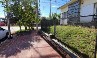 Casa esquina de 2 dormitorios, desarrollada en una sola planta, con amplio jardín!!!
