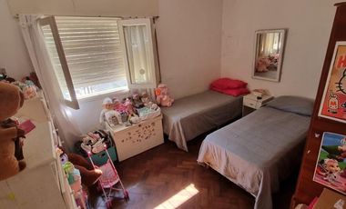 Casa esquina de 2 dormitorios, desarrollada en una sola planta, con amplio jardín!!!