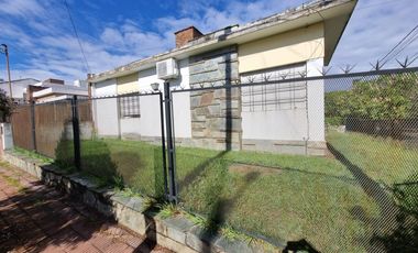 Casa esquina de 2 dormitorios, desarrollada en una sola planta, con amplio jardín!!!