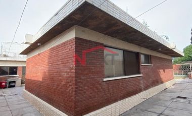 VENTA DE CASA EN ESQUINA DE UNA PLANTA EN REPÚBLICA ORIENTE