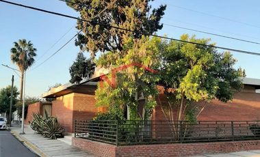 VENTA DE CASA EN ESQUINA DE UNA PLANTA EN REPÚBLICA ORIENTE