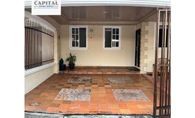 CASA EN URB. PASEO DEL VALLE - VILLA LUCRE