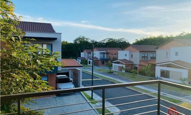 Linda Casa en Venta – Conjunto Cerrado, Cerritos, Pereira