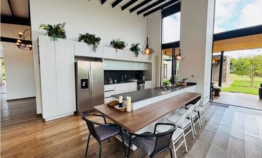 Casa campestre para la venta en unidad cerrada via San Antonio la ceja