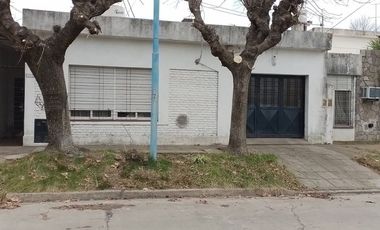Casa en Venta 4 ambientes Ezpeleta con Jardin