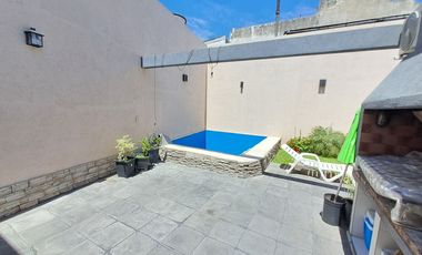 CASA RECICLADA - JARDIN, PILETA - APTO CREDITO