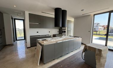 Casa en alquiler al rio, en barrio náutico El Yacht, Nordelta, Tigre