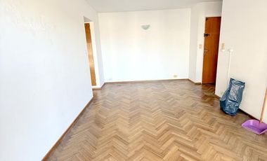 Departamento   2 amb con balcon corrido y cochera cubierta  . muy luminoso