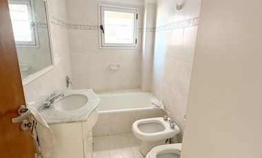 Departamento   2 amb con balcon corrido y cochera cubierta  . muy luminoso