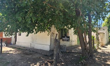Casa en  ESQUINA SE VENDE