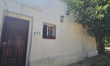 Casa en  ESQUINA SE VENDE