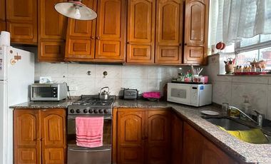 Casa en  venta de 4 ambientes con dos locales - Villa Dominico