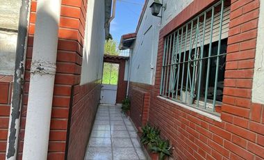 Casa en  venta de 4 ambientes con dos locales - Villa Dominico