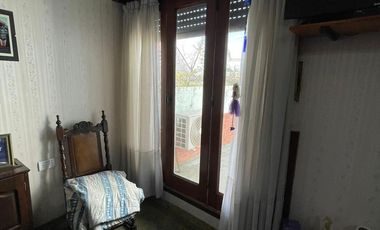 Casa en  venta de 4 ambientes con dos locales - Villa Dominico