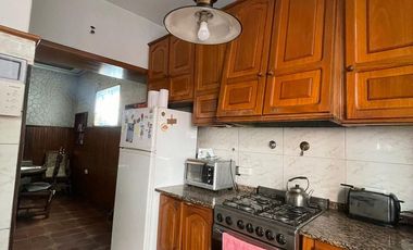 Casa en  venta de 4 ambientes con dos locales - Villa Dominico