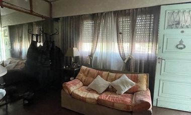 Casa en  venta de 4 ambientes con dos locales - Villa Dominico