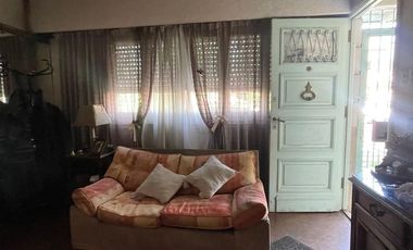 Casa en  venta de 4 ambientes con dos locales - Villa Dominico