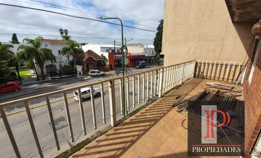 departamento a reciclar en primer piso con gran terraza 300 m2 totales