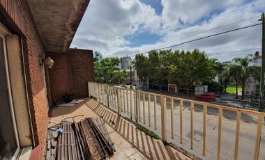 departamento a reciclar en primer piso con gran terraza 300 m2 totales