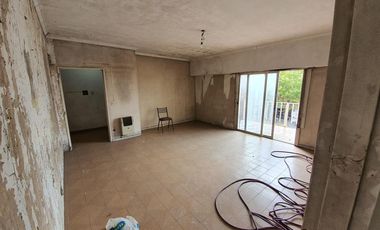 departamento a reciclar en primer piso con gran terraza 300 m2 totales
