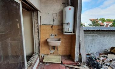 departamento a reciclar en primer piso con gran terraza 300 m2 totales