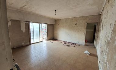 departamento a reciclar en primer piso con gran terraza 300 m2 totales